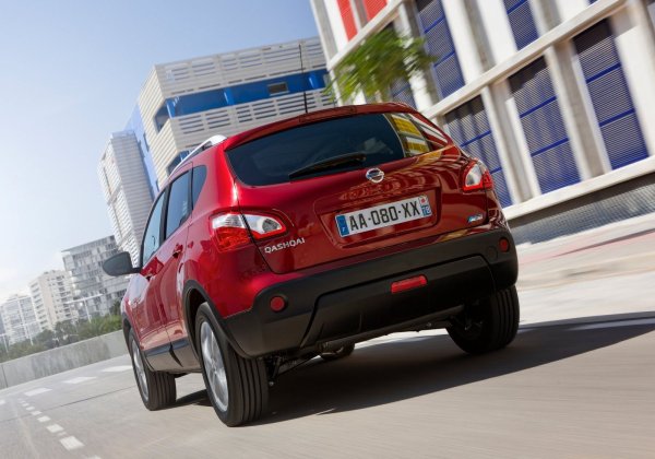 Дизелите са далеч по-удачният избор, като основото им предимство е ниският разход на гориво. Двигателите са съвместна разработка с Renault и се се срещат на много модели на алианса. При по-големият – 2.0 dCi, се съобщава за дефектни обтегачи на ангренажната верига, както и за запушени филтри за твърди частици, ако колата се кара предимно в града. 