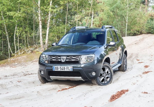 Дължина - 4315 мм, пътен просвет - 205 мм, багажник 408 литра.

Най-достъпното като цена предложение на пазара, като за 20 000 лв може да се вземе значително по-нов (спрямо останалите в списъка) автомобил. Факт е, че Duster е истински феномен, като още първото му поколение предизвика истинска сензация на пазара. А сред предимствата му е и фактът, че задвижването на четирите колела се предлага както с бензинов, кака и с дизелов мотор.