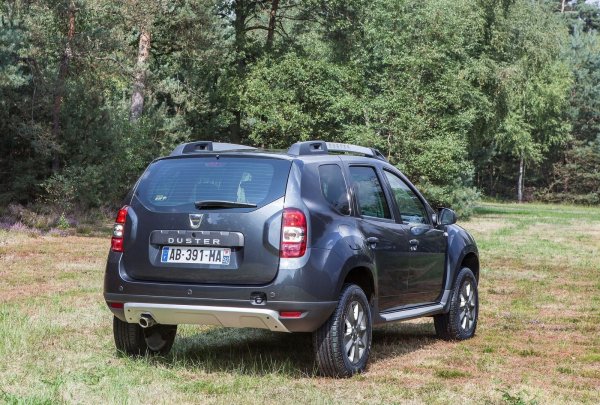 Бензиновите версии първоначално бяха оборудвани с двигател 1.6 K4M, който след фейслифта през 2013 г. отстъпи място на H4M на Nissan. И в двата случая ресурсът е много голям – 300 000 км, като сериозни недостатъци не се отчитат. Дизеловият вариант – 1.5dCi, също се е доказал през годините, като при сипване на качествено гориво може да изкара и 400 000 км.