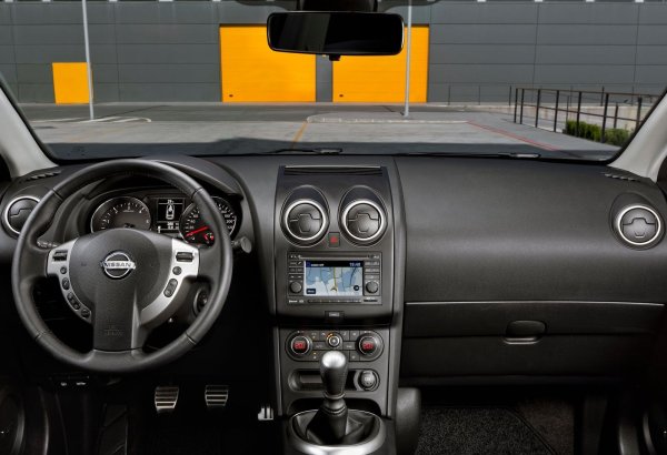 Като цяло, първият Qashqai има и други слаби места - например предното окачване, включително амортисьори, и кормилната рейка. Раздатъчната кутия е подложена на ускорено износване, тъй като зъбните колела винаги се въртят по време на движение. Моделът е устойчив на корозия.