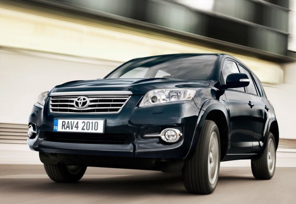 Дължина - 4395 мм, пътен просвет - 191 мм, багажник - 586 литра.

В случая стигаме до обратния вариант – тук в бюджета се вместват доста по-малко предложения, тъй като колите на възраст до 10 години струват повече. При всички задвижването е на четирите колела, а скоростните кутии са автомат или ръчна. И двата варианта са много надеждни, като ресурсът им при редовно и качествено обслужванеп надхвърля 350 000 км.