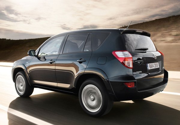 Бензиновите варианти с двигатели 2.0 (152 к.с.) и 2.4 (161–170 к.с.) се различават по диаметър на цилиндъра и ход на буталото, като ресурсът им също е над 350 хиляди км. Ангренажната верига изкарва до 120 00-150 000 км. Дизелът – 2.2 D4D, понякога има типичните проблеми с EGR, инжекторите и с филтъра за твърди частици. С възраста се появяват микропукнатини, водещи до изтичане на антифриз и изгаряне на гарнитурата.