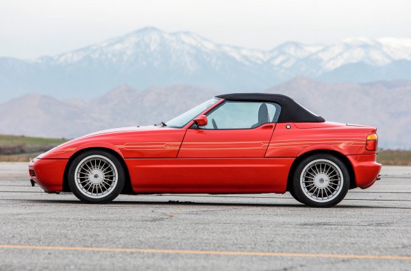 Виждате ли дръжките в горната част на вратите на BMW Z1? На тези врати, които се прибират в праговете? Ами, тези дръжки, всъщност, нямат никаква функция. За да може ефектните врати на модела да се "гмурнат" в праговете, просто трябва да натиснете ключалката, която се намира на задното крило. Същото трябва да направите, за да се вдигнат вратите в първоначалното си положение. Трудно е да се каже защо педантичните германци са направили това - вероятно първоначално функционалните дръжки е трябвало да са там, където е ключалката, но нещо се е объркало. Или пък това е подобие на дръжки за този момент, в който механизмът за спускане/повдигане на вратите се повреди някой ден.
