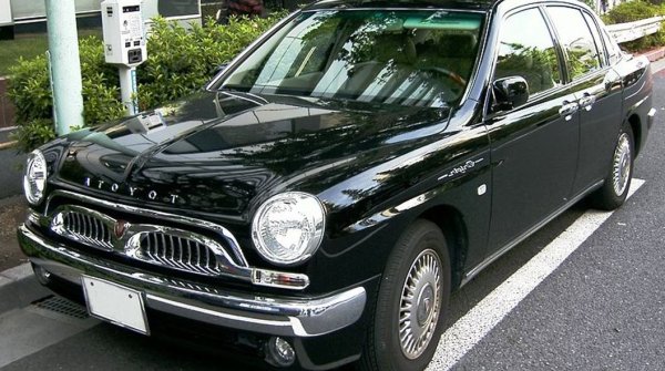 Toyota Origin, ограничено издание на среден автомобил, изработен от Toyota, краси пътищата на Япония от 2000 до 2001 г., оставяйки следа със своя уникален и носталгичен чар. Черпейки вдъхновение от серията RS Toyopet Crown, каросерията на Origin в ретро стил е умело моделирана, като споделя платформата и редовия шестцилиндров двигател с Progr&egrave;s.

Вдъхновен от дизайн, който се връща към оригиналния Crown, Origin е един от най-редките модели Toyota и включва функции, които почти напълно липсват при съвременните автомобили. Неговите задни врати, наклонена назад C-колона и задните светлини са изкусно вградени, внушавайки носталгия и отдавайки почит на емблематичния му предшественик.

По време на краткото си присъствие на японския пазар, Toyota Origin пленява ентусиасти и колекционери с рядката си комбинация от класическа естетика и модерно инженерство. Като рядък скъпоценен камък, той оставя трайно впечатление като знак на почит към наследството на Crown и ангажимента на Toyota към вечния автомобилен дизайн.
