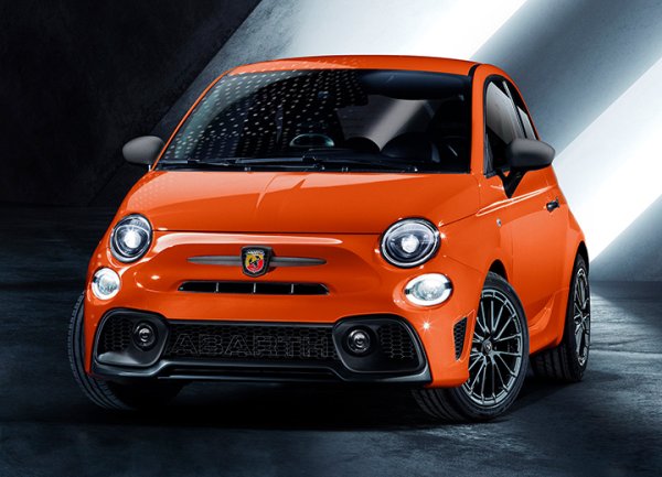 Трудно е да ги объркате естетически с обикновените Fiat 500 предвид множеството детайли, още повече, ако чуете рева, който ги отличава. Задвижването на колелата е предно, а скоростната кутия - 5-степенна механична. Автоматик с 5 предавки може да бъде заявен за 695, но не се препоръчва. 

Теглото от малко над 1000 кг е плюс по отношение на мощността. Между другото: 595 достига 218 км/ч и ускорява от 0 до 100 км/ч за 7,3 секунди, докато 695 достига 225 км/ч и ускорява от 0 до 100 км/ч за 6,7 секунди. Лесното намиране на паркинг а благодарение на ултрамалките му размери (366 см дължина, 163 ширина и 149 височина). Освен това има четири седалки и три врати, с много малък багажник, само 185 литра.
