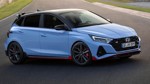 Пряк конкурент на Ford Fiesta ST -  Hyundai i20 N е съперник номер едно на американците в компактния сегмент. Предлаган на много атрактивна цена, 29 950 евро, той се радва на отлично съотношение качество/цена, вероятно най-доброто сред спортните автомобили с предно предаване. За тази сума взимате вкъщи кола с каросерия с пет врати. 

Размерите са 408 см дължина, 178 ширина и 144 височина, като може да побере до петима души. Багажникът е по-голям от този на Fiesta, достигайки 352 литра. Дизайнът е оригинален и еволюирал, остър и вдъхновен от изтока: можете да видите, че е проектиран в Корея, а не в Европа със "стандартни" канони. Но затова е и трудно да го объркате с други автомобили. 
Модерен и отвътре с цифрово табло и сензорна информационно-развлекателна система, наистина нищо не му липсва. 

