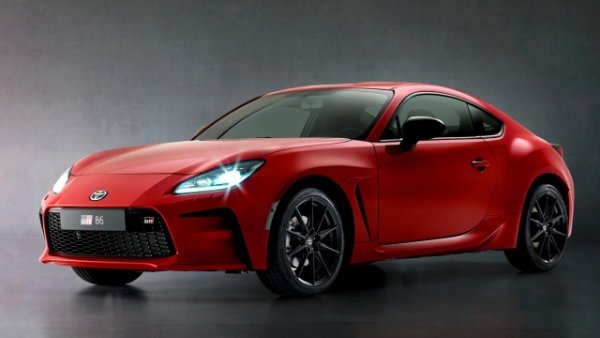 Toyota GR86 , еволюцията на GT86, е купе с две врати и четири места, посветено на забавлението. С 34 250 евро - ако приемем, че можете да намерите такъв предвид малкия брой екземпляри, внесени в Европа - ще вземете вкъщи спортното оборудване, макар и основното, с 6-степенна ръчна скоростна кутия. Вече Premium Sport оборудването струва 36 750 евро и ако искате 6-степенна автоматична, трябва да добавите още 2000 евро. Но тук излизате от обещаната финансова граница.

