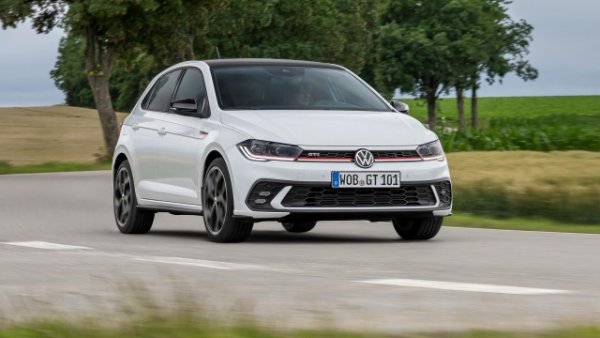 От B-сегментите с предно задвижване - Volkswagen Polo GTi е може би най-малко екстремният от механична гледна точка. И в същото време е този, който е най-внимателен към нуждите на по-широката аудитория. Неотдавнашният рестарт е потвърждение за това как техниците на Volkswagen искат да прихванат специфична гама от потребители с изискан и технологичен интериор, 7-степенна DSG автоматична скоростна кутия и по-мек дизайн от този на i20 N или Fiesta ST. 