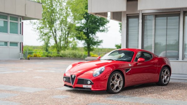 Възродената Alfa 8C - една от най-красивите коли на последния четвърт век