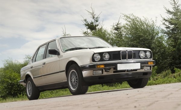 80-те години са златната епоха на BMW, като през този период баварците пускат огромно количество модели, които днес вече са легенди. Тогава се използват не толкова големи, но почти квадратни "ноздри". Първият такъв модел е "тройката" с индекс E30, а след това в същия стил са "седмицата" E32 (1986 г.)  и "петицата" E34 (1988 г.).
