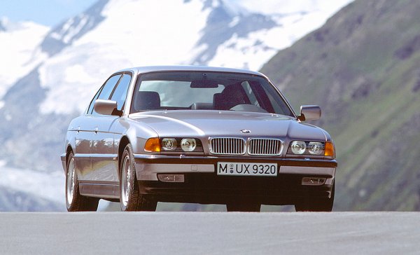 В средата на 90-те години знаменитите "ноздри" претърпят още една метаморфоза. Те получават правоъгълна форма, като първият модел с новия дизайн на решетката на радиатора е 7-Series с индекс E38 от 1994 г. След това елементът е пренесен и на 5-Series E39 (1995), както и на 3-Series E46 (1996).
