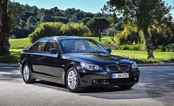 Знаменитият Крис Бенгъл е създател на стила на BMW от началото на века, като именно той променя напълно дизайна на автомобилите от марката. Той дори си позволява да завърти централната консола към шофьора, с което си навлича гнева на феновете на марката. Бенгъл обаче не пипа "ноздрите", като те си остават правоъгълни, като получават по-впечатляващи ъгли. През 2001 г. те се появяват на "седмицата" Е65, а две години след това и на "петицата" Е60.
