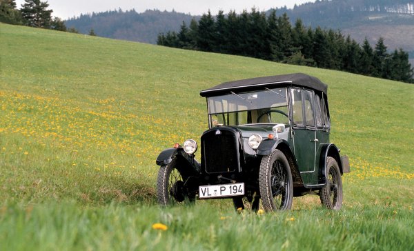 "Ноздрите" не се появяват веднага на автомобилите BMW. Първата машина с бяло-синьо витло на капака е моделът Dixi, който е направен по лиценз на британския Austin. При него решетка няма, а самият радиатор е с правоъгълна форма. Така първото BMW не се различава от британските си събратя. По същия начин изглежда и първия самостоятелен модел на BMW с индекс 3/15.
