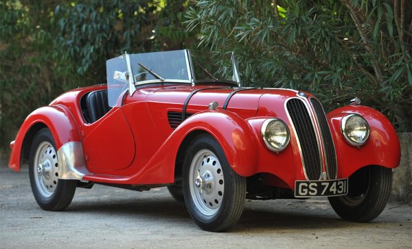 До средата на 30-те години решетките на радиатора на BMW на практика не се променят. Но на 13 юни 1936 г. на Северната дъга е представен спортния 328 Roadster, който ден по-късно излиза на пистата, управляван от пилота Ернст Хене. Машината постига впечатляващи резултати, като средната скорост по трасето е 101,5 км/ч. По-късно същият стил е използван при седана 326 Limousine и други модели от този период.
