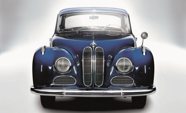 През Втората световна война баварският завод е национализиран и произвежда основно мотоциклети и военна техника. Дизайнът никой не го интересува и затова следващата метаморфоза със знаменитите "ноздри" става през 50-те години с излизането на моделите 501 и 502, при които те са по краищата на радиатора.
