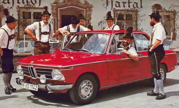 Стилът на BMW, който познаваме и до днес, започва с този автомобил. Малкият и лек седан с две врати притежава спортен нрав и малки "ноздри". А именно с него баварците започват да използват и буквено-цифрови индекси. Модернизирана версия на 2002 от 1971 г. сменя Е6 с Е10, като слага началото на серия модели с главна буква Е.
