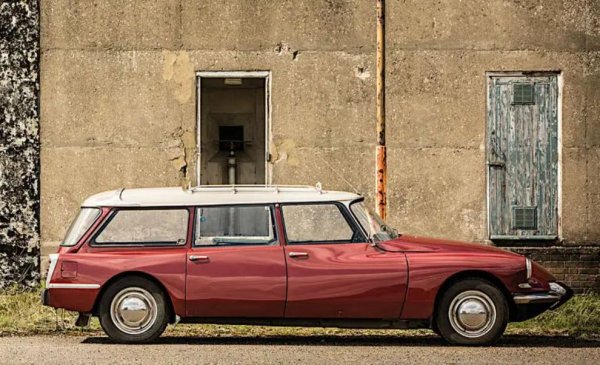 Необичайно, иновативно и известно със способността си да поема неравностите, без да разстройва пътниците си, комбито (известно на някои пазари като Break или Safari) е с дължина от 5026 мм, от бронята до броня, надминавайки всички модели Citroen преди или след това.