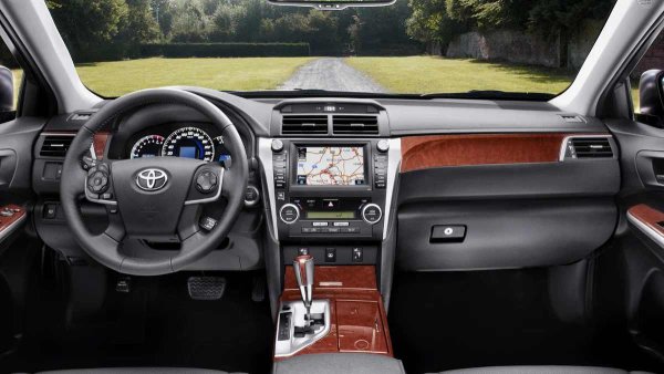 Всичко заедно и наведнъж, разбира се, се среща в напълно неподдържани автомобили, но има неприятна тенденция. Белите екземпляри имат най-малко късмет - поради много тънкия слой боя, те ръждясват особено активно.

След рестайлинга ситуацията малко се подобри. Качеството на обработката на шевовете на багажника и арките на задните колела стана по-добро, а белите седани вече не са най-уязвими към ръжда. Цялостното качество на метала и боята обаче си остана на същото ниво. Така че идеалният Camry в каросерия XV50 е или напълно пребоядисан екземпляр, или кола, внимателно обвита в бронирано фолио и задължително с допълнителна антикорозионна защита.
