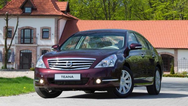 Години на производство: 2008-2014

Проблемна възраст: 4-6 години

Конкурентът на Camry на вторичния пазар също, уви, не може да се похвали с издръжливост на каросерията. Тънкият слой грунд и крехката боя превръщат всяка драскотина в потенциален източник на корозия. Предницата, праговете и ръбовете на вратите са особено уязвими. Във версиите преди рестайлинга по външните панели могат да се открият сериозни петна. 

Хромираните части бързо стават матови и се покриват с ръжда, а крепежните елементи на окачването корозират толкова активно, че усложняват поддръжката.
