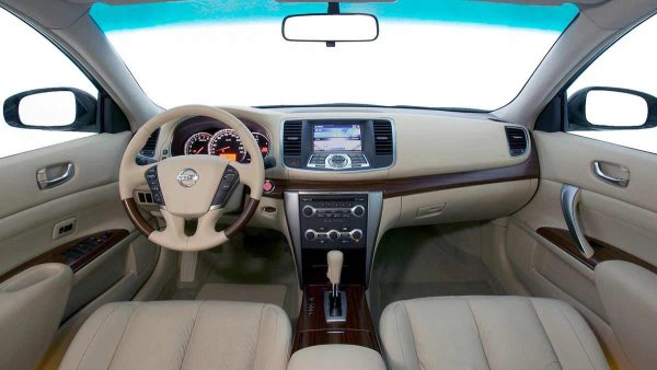 При Teana е необходимо да се разгледат всички проблемни зони. Внимателно проверете шевовете на багажника и двигателния отсек, огледайте долните ръбове на вратите, които първи поемат мръсотията  и реагентите от пътя. 

Не забравяйте за праговете - те са особено уязвими към корозия. Пребоядисаните части на седана не крият следи от инциденти. По-често това е следствие от борбата с ръждата.
