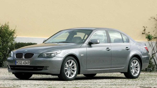 Години на производство: 2003-2010

Проблемна възраст: 7-9 години

На пръв поглед "петицата" в каросерия E60 изглежда неуязвима за корозия: алуминиевите панели на предната част, стоманеният покрив и висококачественото боядисване спомагат за поддържането на представителен външен вид в продължение на много години. 

Скритите съединения на лонжероните с двигателния отсек обаче могат да поднесат неприятна изненада. Белите окислявания в местата на контакт на различни метали са нездравословен симптом, който изисква бърза намеса.
