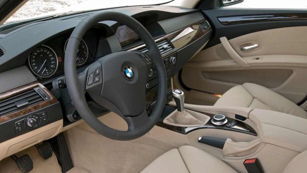 Ситуацията отдолу може да разочарова още повече. Дъното без допълнителна антикорозионна защита бързо се покрива с ръждиви петна, особено в областта на резервоара за гориво и по спирачните тръби. Задната част също е уязвима - нишата на резервната гума и страничните отделения на багажника активно ръждясват, въпреки че арките остават непокътнати благодарение на пластмасовата защита.

В купето основният враг е влагата. Течащите уплътнения на вратите, запушените канали на люка и проблемите с нагревателя водят до натрупване на вода под стелките. Те маскират проблема за известно време, докато ръждата започне да разяжда метала отвътре.
