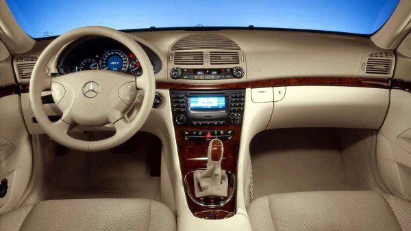 Поглед под колата може да разкрие по-сериозни проблеми. Под пластмасовите прагове на вратите се натрупва мръсотия, което ускорява корозията - понякога процесът стига дотам, че ръждиви петна изпълзяват навън. Двигателният отсек заслужава специално внимание. Шевовете му могат да корозират поради запушени канали.
