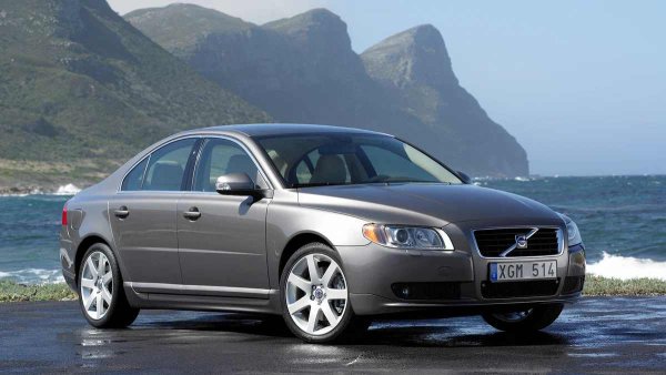 Години на производство: 2006-2016

Проблемна възраст: 7-9 години

Мнението, че Volvo е еталон за антикорозионна защита, е донякъде преувеличено. Дори флагманът S80 от второ поколение има уязвими места. Просто основните проблеми са добре скрити от погледа. Например, праговете под пластмасовите лайсни, особено отзад, страдат от натрупването на влага и мръсотия. Долната част на предните колесни арки и пантите на вратите също са изложени на риск.
