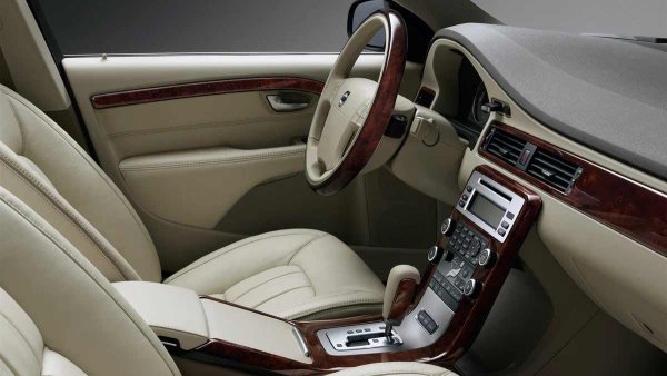 Отдолу се крият още повече проблеми. Точките на закрепване на скобите на праговете са особено уязвими, но пластмасовите капаци вършат чудесна работа, за да прикрият началните проблеми. Зоната на закрепване на задните носачи на окачването и вентилационните отвори на лонжероните също често поднасят неприятни изненади.

Отпред точките на закрепване на амортисьорите корозират. При нарушена херметичност, влагата може да попадне оттук до шевовете на моторния отсек и лонжерона. 
