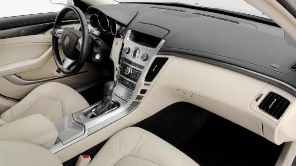 Основният проблем е в дизайна на предните лонжерони. Внушителни на външен вид, те са изработени от сравнително тънка стомана и запълнени с пяна. Влагата, навлизаща през технологичните отвори, се натрупва в извивките, причинявайки скрита корозия отвътре. Секцията между точката на закрепване на подрамата и напречната греда страда особено. Освен това, този проблем е типичен както за CTS преди рестайлинга, така и за обновените модели.

Каросерията отдолу като цяло се държи добре, но си струва да се обърне внимание на зоните близо до резервоара за гориво, скобите на жилото на ръчната спирачка и стоманените подсилващи елементи на бронята. Корозията обаче рядко се появява в колесните арки и обикновено е ограничена до малки участъци близо до точките за закрепване на окачването.
