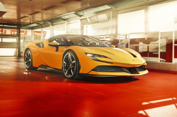 Продължител на идеите на LaFerrari стана най-мощният автомобил за обикновените пътища и първият плъг-ин хибрид на марката - SF90 Stradale. Буквено-цифровото обозначение в името препраща към 90-годишнината на Scuderia Ferrari. Думата Stradale казва, че моделът е предназначен за обществени пътища. Дизайнът на този суперхибрид еволюира от стила на F8 Tributo. В конструкцията има множество иновативни решения: кухи елементи, карбонов щит на двигателния отсек и две нови алуминиеви сплави. При пистовия пакет Assetto Fiorano, вратите и дъното са от въглеродни влакна. Част от задвижващата система е V8 битурбо двигателят с обем от 4,0 л и мощност 780 сили (800 Нм). В допълнение, хибридът има три електромотора с обща мощност 220 с: единият е монтиран между двигателя и скоростната кутия, а другите два- на предния мост. От място до 100 км/ч Ferrari SF90 Stradale ускорява за 2,5 секунди, а до 200 км/м - за 6,7 сек. Максималната скорост е 340 км/ч.