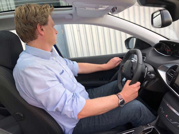 Може да отворите вратата на колата си, без да се огледате, но ще сгрешите. Разбира се, можете да хвърлите поглед в огледалото, за да се уверите, че пътят е чист, особено за минаващ велосипедист, който може да не сте в състояние да чуете.

Но може и да ги пропуснете, ако са много близо в мъртвата точка на огледалото ви, и по този начин може да възникне опасен инцидент. Във Великобритания, например, на година се отчитат около 500 подобни инцидента, като някои от тях завършват дори със смърт.