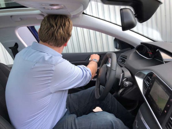 Произхождащ от Холандия през 60-те години на миналия век, този метод включва винаги отваряне на вратата на шофьорската кола с дясната ръка, което принуждава главата ви да гледа директно настрани и към задната част на колата. Така се елиминира сляпата зона и се открива пълна видимост. Дори в наши дни тази практика е част от шофьорските курсове и изпити в Холандия, като се преподава и в местните училища.