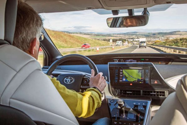 Спомнете си мъдрите думи на автомобилния писател Том Вандербилт. През 2008 г. той публикува книгата си &bdquo;Трафик: Защо шофираме по начина, по който го правим&ldquo;, в която казва: &bdquo;Има проста мантра, която можете да носите със себе си в задръстванията - когато дадена ситуация ви се струва опасна, вероятно е по-безопасна, отколкото предполагате. Ако обаче ситуацията ви се струва безопасна, точно тогава трябва да бъдете нащрек. Повечето катастрофи се случват на сухи пътища, в ясни и слънчеви дни, при трезви водачи."