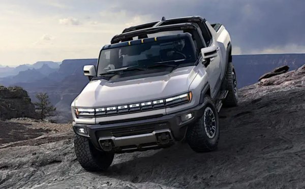 Най-дългият от &bdquo;традиционните&ldquo; Hummer-i е H1, цивилната версия на Humvee. General Motors прекрати производството на Hummer през 2010 г., но оттогава го въведе отново като подмарка на GMC, произвеждайки само електрически превозни средства.

Този е най-дългият сериен Hummer досега, с 5507 мм, без резервната гума, завинтена към задната му част. Предстоящият електрически SUV, макар и механично подобен, ще бъде по-къс.
