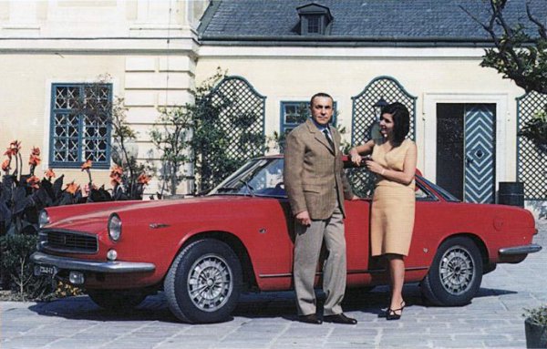 Карло Абарт с любимата си... и с жена си. Колата е Abarth 2400 Coupe