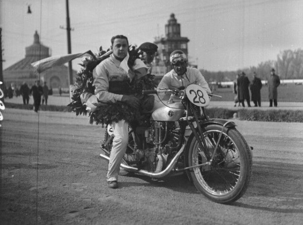 Победител в едно от последните си състезания с мотоциклет с кош, преди катастрофата в Любляна да го пенсионира принудително