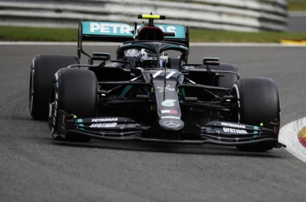 Максимална скорост: 370 км/ч

Ускорение от 0 до 100 км/ч: 2,6 секунди

Да се сравняват болидите от Формула 1 и тези от IndyCar в равни условия е доста трудно, тъй като календарът на двата шампионата винаги се разминава. Има само една писта, която е домакин на състезания и от двете серии - COTA (Circuit of the Americas) в Остин.

През миналата година най-добро време в квалификациите от състезанието във Формула 1 даде Валтери Ботас с Mercedes-AMG Petronas. Финландският пилот завъртя обиколката с дължина 5,5 километра за 1:32.029 минути със средна скорост 206,4км/ч. Времето за пол-позишън в състезанието в IndyCar беше 1:46.018 (средна скорост - 186,4 км/ч).

Болидите от Формула 1 печелят и като ускорение, тъй като вдигат 100 км/ч от място за 2,6 секунди и стигат до 300 км/ч за 10,6 секунди.