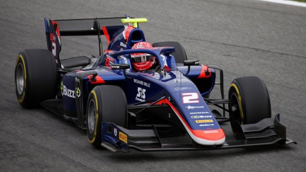 Максимална скорост: 335 км/ч

Ускорение от 0 до 100 км/ч: 2,9 секунди

Способностите на болидите от Формула 2 са такива, че пилотите да могат да се приспособят към по-горното ниво &ndash; Формула 1, ако бъдат поканени да карат там. Затова и състезанията се провеждат на едни и същи писти в едни и същи уикенди.

През 2019 година пилотите на Формула 2 отстъпват на тези от Формула 1 с 10-15 секунди на обиколка, а максимално регистрираната скорост е 335 км/ч.