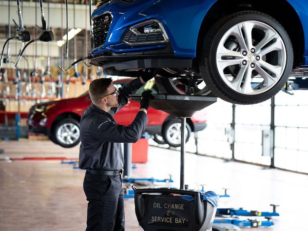 Некачественото гориво също може да стане причина за честа смяна на маслото. Ако имате лошия навик да зареждате от съмнителни бензиностанции, за да спестите пари, трябва да се замислите, че спестеното ще отиде за масло. Лошото гориво съдържа по-големи количества сяра, която по-бързо износва присадки, поставяни в самото масло. И то става неефективно.