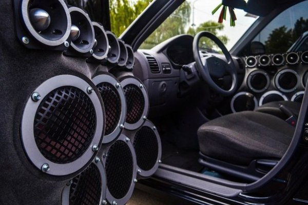 Този патент приканва потребителите на електрически автомобили да превърнат колата си в истински музикален клуб. Той предполага, че в панелите на вратите ще имат места за високоговорители и субуфери, така че автомобилният фен на музиката ще може да инсталира всякакво количество музика в колата си. 