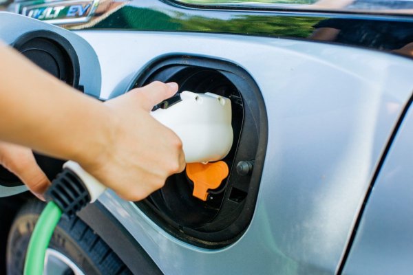 След странните патент попада и система против кражба за електрически автомобил. Отбелязва се, че превозното средство е уязвимо за крадци, когато е закачено за обществена зарядна станции. Устройството представлява щипка, която засича, че колата е изключена от зареждане и не й позволява да мръдне. За да отключи колата, потребителят ще трябва да въведе пин-код.