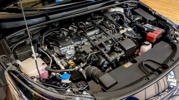 Хибридният автомобил позволява движение с изключен бензинов двигател при поддържане на една и съща скорост. Той се постига чрез повдигане на крака от педала на газта и последвало съвсем леко натискане. Намирането на този режим на движение става с практика, като колата може да поддържа скорост, използвайки само електрическия си мотор. Това продължава няколко минути, докато има достатъчно енергия в батерията и условия на пътя го позволяват.