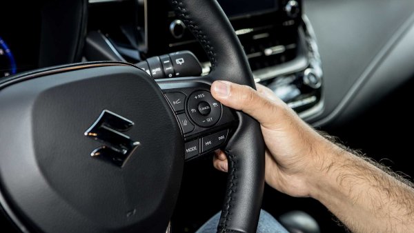 Круиз-контролът е особено подходящ за поддържането на възможно най-постоянно темпо по време на движение. Тази система е ефективна при пътувания извън града и по магистрали. Шофьорът задава съответна скорост, а системата регулира работата на двата двигателя, като по този начин оптимизира тяхното използване. Така може да се стигне до изключване на двигателя с вътрешно горене или той да бъде използван за зареждане на батерията.

Стандартният круиз-контрол е за предпочитане пред адаптивния, тъй като с него се избягват забавянията и ускоренията, които са излишни и увеличават разхода на гориво.