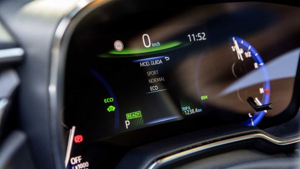 Всички хибридни автомобили позволяват избор между множество режими на шофиране. Избирането на Eco one избягва изкушението за натискане на педала на газта и изважда най-доброто от хибридната система. Промяната на самите режими става много бързо, като при Eco реакцията при подаване на газ е по-плавна и по-добре контролирана. Тя предотвратява ненужна намеса на бензиновия двигател и съответно залага на електрическия.