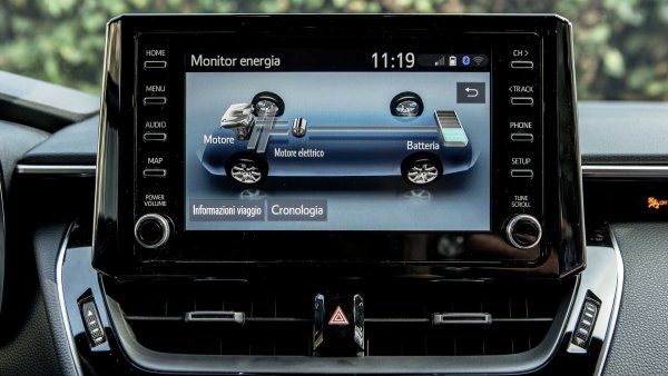 Много важно при управлението на хибрид е шофьорът да може да разчита правилно показанията на приборния панел и на информационно-развлекателната система. На тях е пълно със специфични индикатори, които дават много важна информация за работата на хибридната система. Тук отново трябва време, за да може да се свикне с тях.

При Swace, например, се показват енергийните потоци, които преминават от батерията към електрическия мотор и след това към колелата. Когато шофьорът отпусне газта, посоката се обръща, защото батерията се презарежда, докато при стартиране на бензиновия двигател се добавят червени потоци.

Гледането на анимациите ви помага да разберете логиката при тях. Централният индикатор е разделен на три сектора - Eco, Charge и Power. Когато индикаторът остане на Eco, това означава, че колата се движи в електрически режим, докато при Charge тя е във фаза на регенерация на енергия. Следенето на индикатора е много важно и защото то показва в какъв процент от пътуването е използвана електрическа енергия, а освен това то оценява и стила на шофиране.