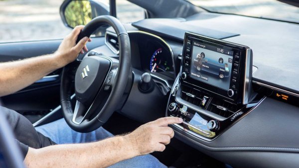 В допълнение към стила на шофиране, има и други неща, които е добре да бъдат използвани за постигане на по-добра ефективност. Сред тях е режимът на рециркулация на климатика, който позволява намаляване на консумацията на енергия. При някои хибриди системата има специален режим Eco, който разпознава броя на хората в салона и така може да оптимизира въздушните потоци, когато това е необходимо.