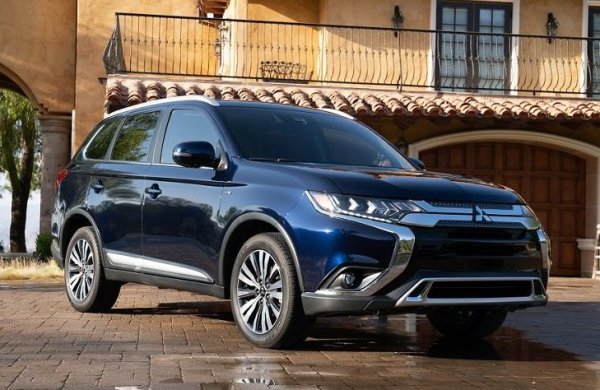 Попадането на този модел в списъка може да бъде определен донякъде като изненада, тъй като много от собствениците му се оплакват от скъпите части, както и от цените за ремонт, след като гаранцията приключи. Въпреки това, Outlander се е утвърдил като много търсен и популярен на пазара на коли втора ръка. Затова и продавачите не свалят цената му, като след 3 години употребя тя е 82% от първоначалната.