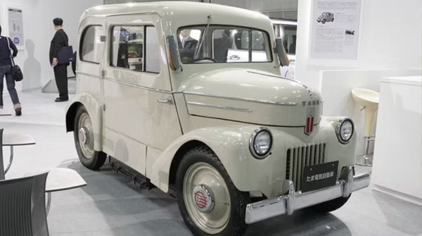 През 40-те години на миналия век, когато светът преминава към мирновременна икономика, настъпва значителна промяна за около 200 служители на Tachikawa Aircraft. Те се преместват в новосъздадената Tokyo Electro Automobile Co., Ltd., която се впуска в амбициозно начинание за разработване на електрически автомобили. Този ход е предизвикан от сериозния недостиг на бензин през онази епоха.

През 1947 г. компанията постига важен крайъгълен камък, като успешно създава прототип на двуместен електрически камион. Този иновативен камион разполага с двигател с мощност 4,5 конски сили и се отличава с чисто нов дизайн на каросерията. За да почетат района, където се намира компанията, те го наричат &bdquo;Тама&ldquo;.

Надграждайки успеха си, компанията продължава напред, като създава първия си лек автомобил. Това четириместно превозно средство с две врати предлага максимална скорост от около 35 км/ч и впечатляващ пробег от 60 км с едно зареждане. Черпейки от своя опит в производството на самолети, Tama включва множество уникални идеи в дизайна и конструкцията, включително интелигентно проектирани отделения за батерии.
