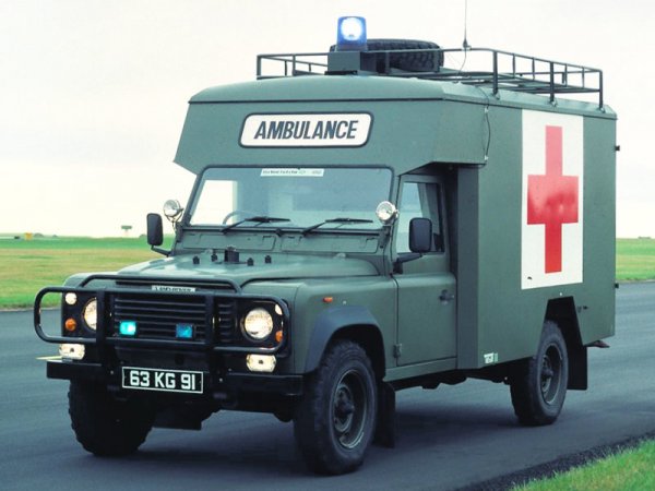 Сам по себе си, Land Rover Series I (предшественика на Defender) е вдъхновен от армейския Jeep Willys, но както и Lada Niva е разработен с идеята за селскостопанско приложение в следвоенна Великобритания и Европа. И тук военните бързо схващат какви са способностите на всъдехода и той бързо минава "под пагон". Англичаните и доста от съюзните им държави използват за войските си Defender от 50-те години на миналия век, като преимуществото му над Hummve оценили дори американците по време на войната в Персийския залив.